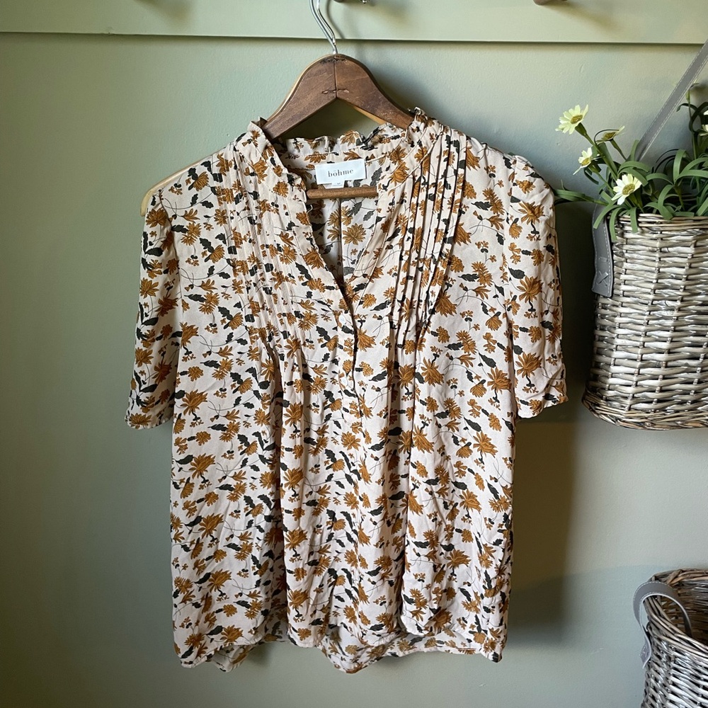 Bohme~ floral blouse, great for the office! Perfect condition.